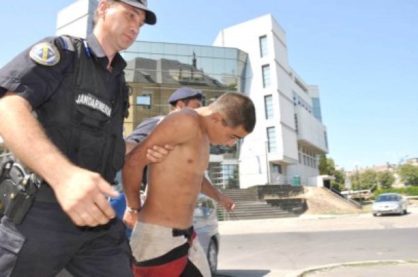 Tânărul fugit de sub escorta poliţiei a primit 19 zile de arest